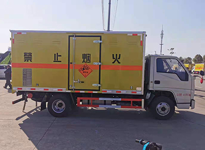 库车爆破器材运输车工人安全操作规范与智能技术保障